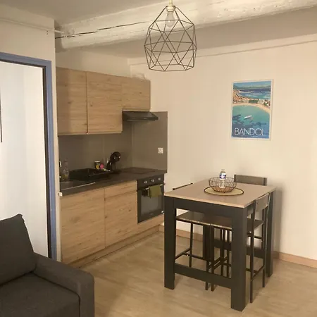 A Deux Pas Du Port *